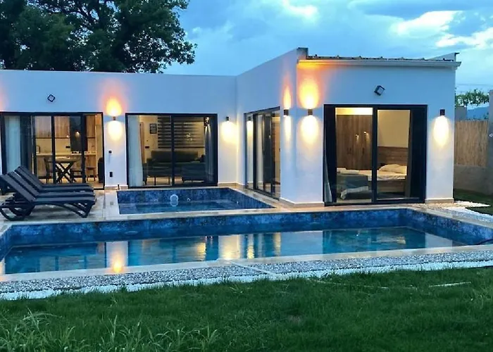 Grape In Large Pool, Jacuzzi, Private *