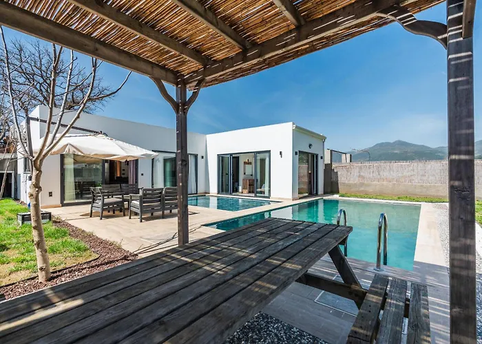 Grape In Large Pool, Jacuzzi, Private فيلة *