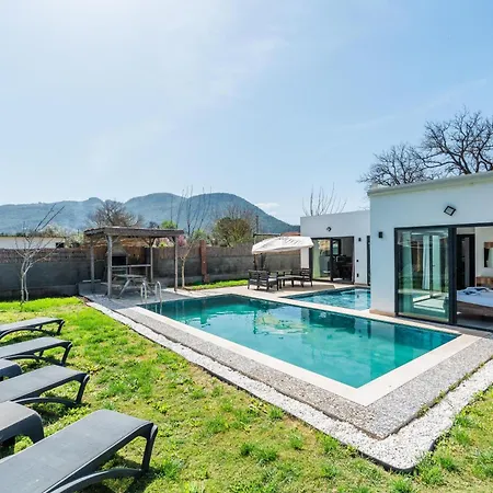 Grape In Large Pool, Jacuzzi, Private Villa