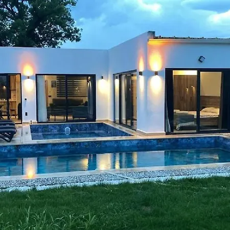 Grape In Large Pool, Jacuzzi, Private *